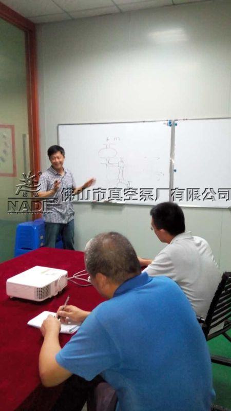 佛山市真空泵廠有限公司技術工程師 羅工在客戶現場講解“碳化硅鍍膜工藝”真空機組的知識、使用與調試等內容