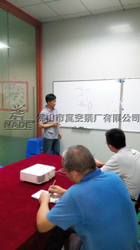 佛山市真空泵廠有限公司技術工程師 羅工在客戶現場講解“碳化硅鍍膜工藝”真空機組的知識、使用與調試等內容