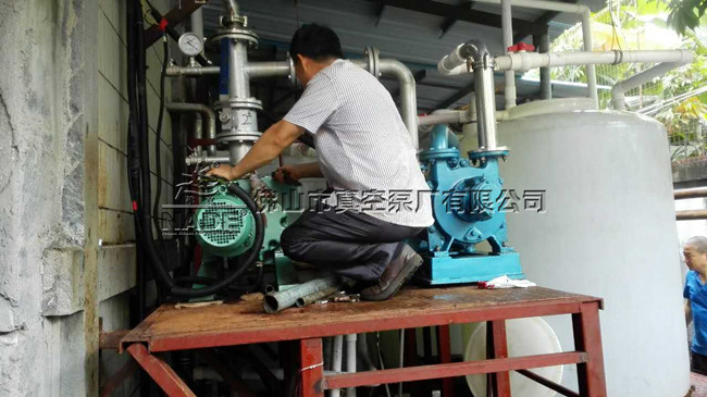 (圖為:佛山市真空泵廠有限公司服務部 袁工在客戶現場指導“碳化硅鍍膜工藝”真空機組調試運行、操作) (圖為:佛山市真空泵廠有限公司服務部 袁工在客戶現場指導“碳化硅鍍膜工藝”真空機組調試運行、操作)