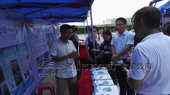 (圖為:各級領(lǐng)導蒞臨“佛真”展位前了解“佛真”創(chuàng)新成功)
