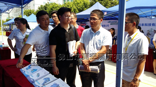 (圖為:各級領(lǐng)導蒞臨“佛真”展位前了解“佛真”創(chuàng)新成功)